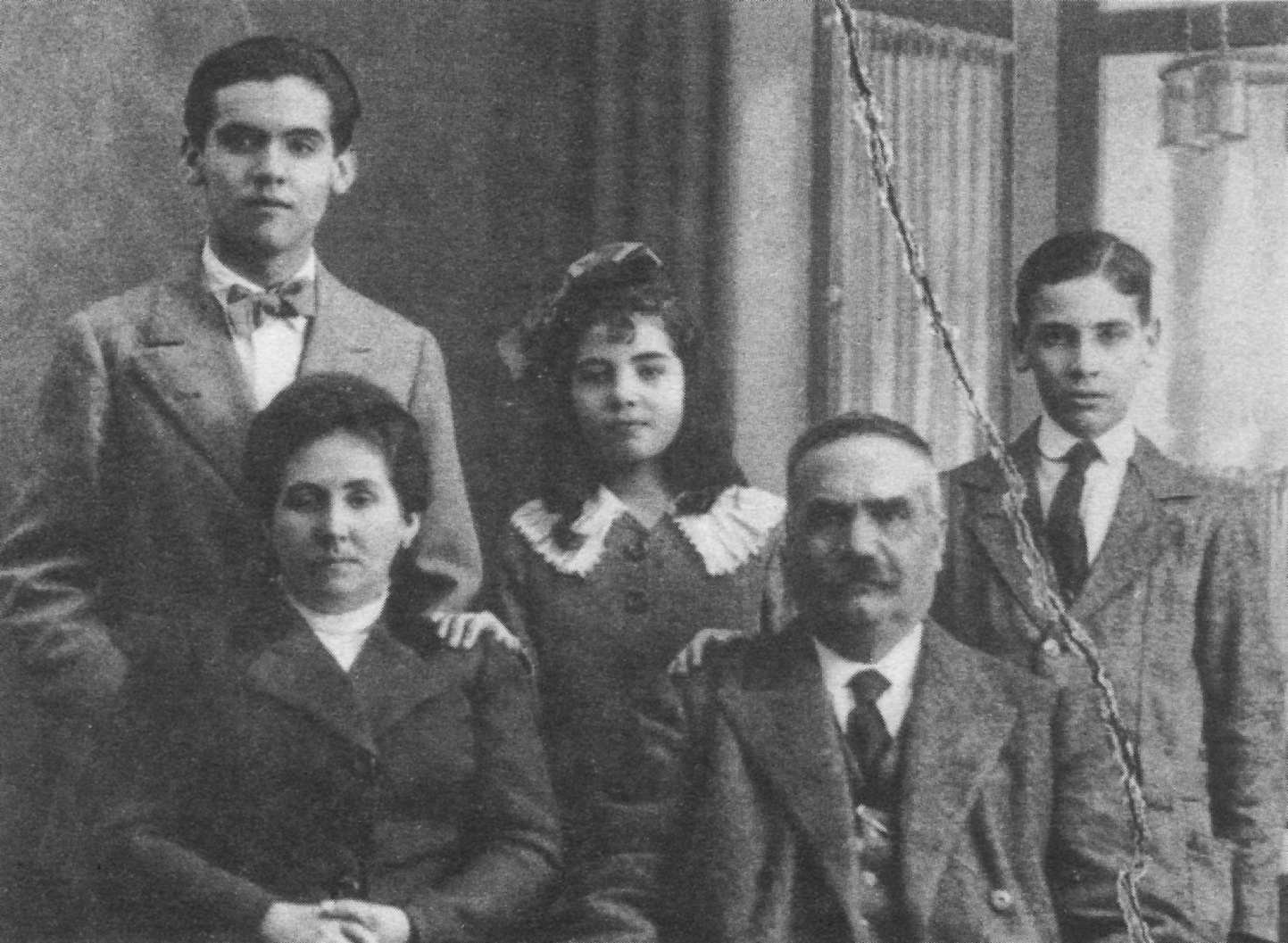 Família de Lorca em 1912. Poeta à esquerda de pé, ao lado dos irmãos